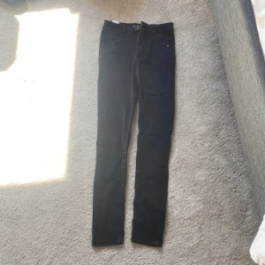 Svarta skinnyjeans  - Svarta skinnyjeans i storlek 34 helt ok skick 