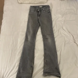 Säljer de här jätte fina jeansen. - Säljer de här jätte fina jeansen från only. De är lite slitna längst ner av jeansen. I storlek 32\XS. Pris kan diskuteras❤️❤️