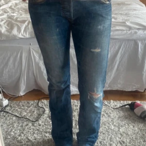 Lågmidjade Lee jeans - Säljer dessa super snygga lågmidjade Lee jeans för att de tyvärr är för stora. Storleken står inte men skulle säga att de är 36 💕 Bilderna är från förra ägaren eftersom de är för stora för mig 💗 kontakta om ni har några frågor! 