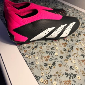 Adidas predator fotbollsskor - I bra skick använts få gånger då de blev för små 