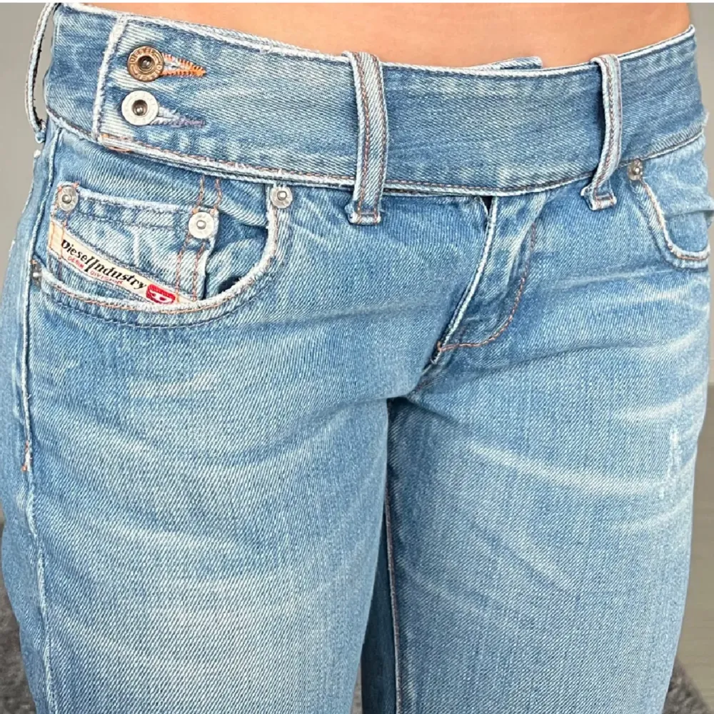 Super snygga jeans! Midjemått 38, innerbenslängs 78. Lånade bilder då de var lite små för mig. Hör av er vid frågor🥰. Jeans & Byxor.