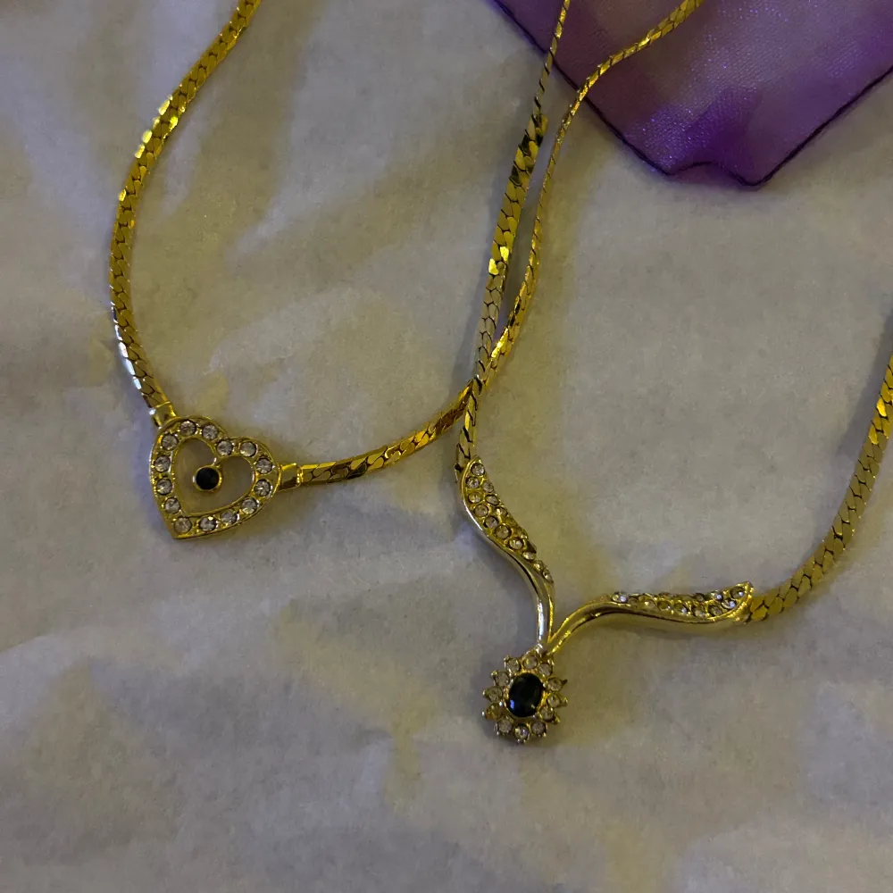Lila smyckes påse💜2st halsband med lila svart Sten.. Accessoarer.