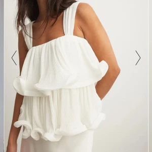 Lojsan Wallin x nakd - Säljer denna volangtoppen, super fin och slutsåld i alla storlekar 💌