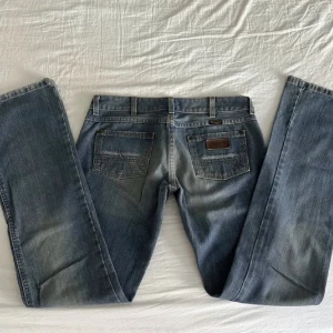 Lågmidjade jeans wrangler - Super snygga jeans som tyvärr är för små för mig. Midjemåttet är 38 och innerbenslängden är 84!