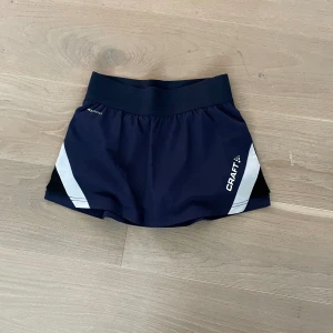Tenniskjol - Super bra skick, bara använd 1 gång men säljer då den var för liten för mig. Kjolen är blå och har inbyggda shorts med fickor så du får plats med tennisbollarna. Kjolen kostar 400kr från crafts hemsida. Mitt pris: 200