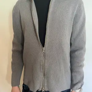 Säljer nu denna feta cardigan! Modellen är 180cm och väger 70kg Köpt för 1400! Säljer den för 859kr Skick 9/10 Hör av er vid frågor eller funderingar! 