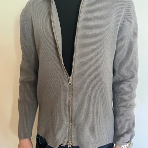 Ljung cardigan - Säljer nu denna feta cardigan! Modellen är 180cm och väger 70kg Köpt för 1400! Säljer den för 859kr Skick 9/10 Hör av er vid frågor eller funderingar! 