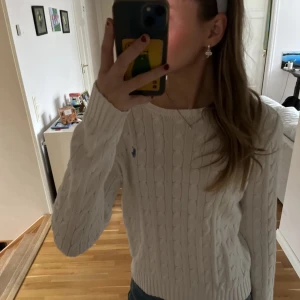 Ralph lauren tröja - Säljer denna jättefina ralph lauren tröjan då den inte kommer till användning! Jättebra skick inga tecken på användning :) Står att den är storlek M men den är liten i storleken och passar som en S! Använd gärna ”köp nu”! 