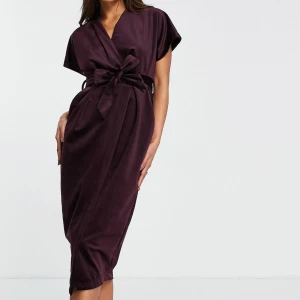 Festklänning  - Plommonfärgad midiklänning i sammet, helt ny