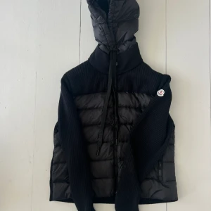 Moncler Cardigan - Säljer nu den a Moncler cardigan i Storlek s då den blivit för liten, köpt här på Plick ett år sedan. Luvan är borttag bar.