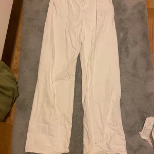 Vita jeans  - Utsvängda jeans i storkek 38 