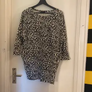  Säljer denna leopardmönstrade tröjan då den inte kommer till användning skriv privat för min information och bilder pris kan diskuteras