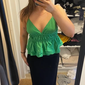 Grön topp - Säljer denna gröna toppen från zara då jag inte använder den längre 