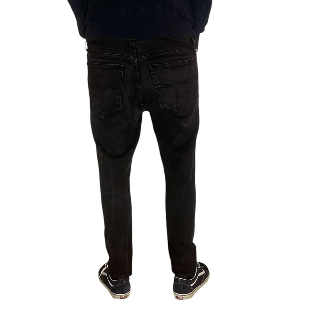 Säljer ett par tiger of Sweden slim jeans, modell evolve i bra skick. 9/10. Lite korta för modellen på bilden som är 189, så skulle rekommendera dessa för någon runt 170-175. Storlek W34/L30. Kontakta oss för fler funderingar eller frågor!. Jeans & Byxor.