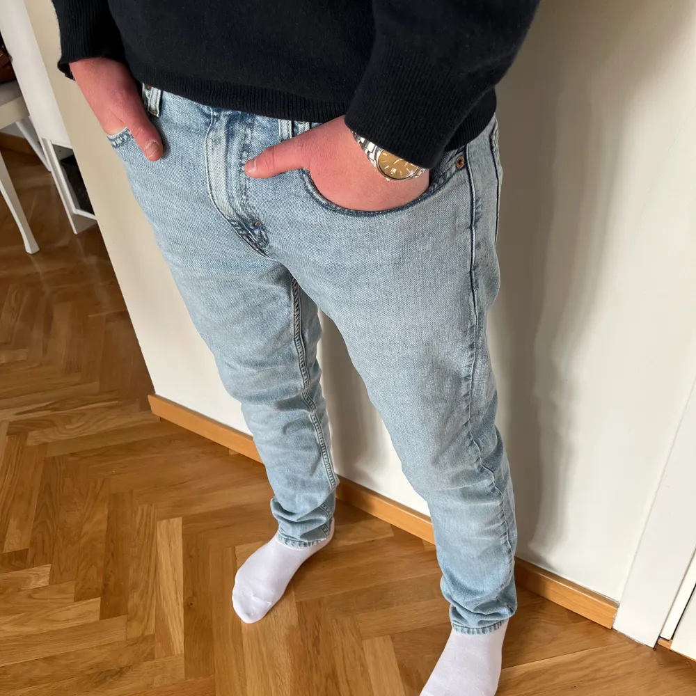 Tja! Säljer nu dessa sprillans nya och sjukt snygga Levis jeans i modellen 512 i storlek 31:32. Färgen passar perfekt nu inför våren. Skicket är 10/10, helt nya. Nypris ligger på 1349 kr. Vid fler frågor/bilder är det bara att skriva!. Jeans & Byxor.