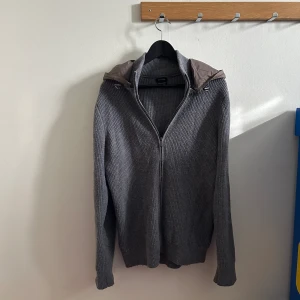 Massimo Dutti Cardigan  - Säljer nu denna galet feta Massim Dutti jackan. Extremt eftertraktad och svår att få tag på eftersom den ej säljs längre. Pris kan diskuteras vid en snabb affär. Tveka inte att kontakta om minsta intresse 