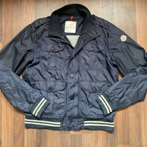 Moncler jacka - En as fett moncler field jacka i storlek S, passar även M, I färgen marinblå. Nypris 12 500kr vårt pris 2199kr. Skriv om ni har funderingar! 💫