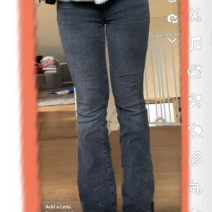Grå lågmidjade bootcut jeans!  - Hej! Jag säljer nu dessa gråa bootcut jeans ifrån Gina Tricot. De är uppsprättade längst ner i byxbenen (se bild 2), vilket jag tycker är en cool detalj. De sitter ganska bra i längden på mig som är 173 ish. Skriv för mer information. 💘
