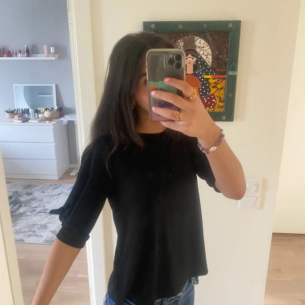 As snygg t-shirt passar till sommaren som kommer, jättevacker inte använd alls. Lite puffiga vid armarna eller mer så som man ser på bilden🥰🥰. T-shirts.