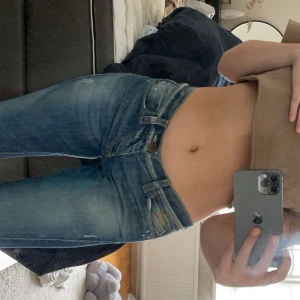 Vintage Low Waist jeans  - Säljer nu dessa snygga low waist jeans i strl XS/S jeansen har ett litet hål som går att sy igen💕 