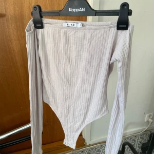 Off shoulder body - Vit body som är off shoulder från NAKD 