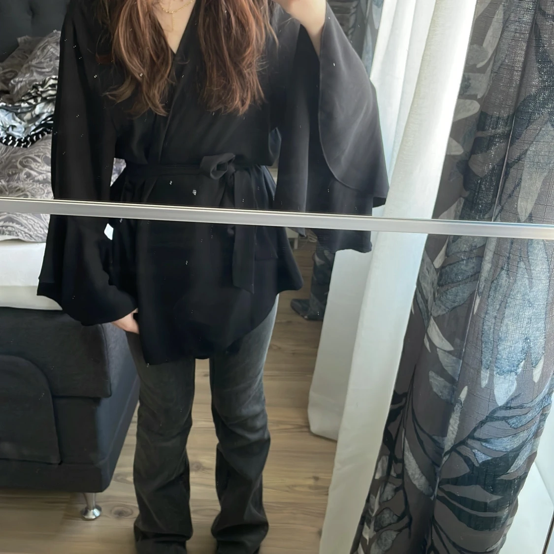 Säljer en lång svart vacker blus!🖤🌺