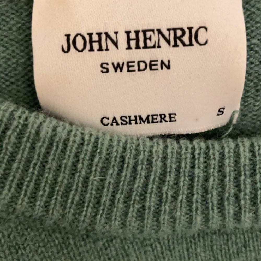 Ljusgrön 100 % kashmir tröja från ecklusiva märket John Henric. Tröjan är i bra skick med lite noppror som enklet går att ta bort. Inget slitage finns. Storlek S. . Stickat.