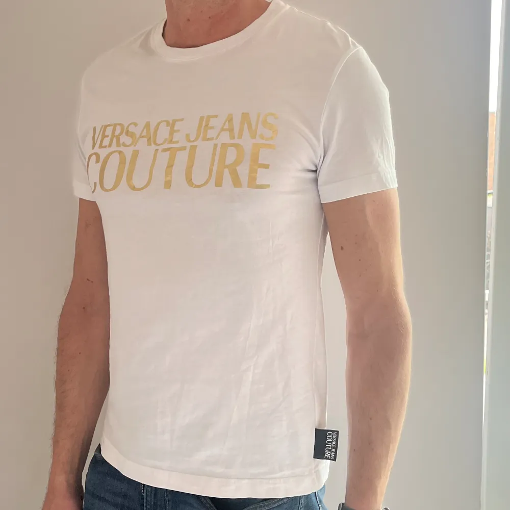 Hej! Vi säljer nu en t-shirt från Versace i nyskick utan prislapp! Riktigt fräsch till sommarens kommande fester! Nypris: 1399kr, vårt pris: 299 Hör gärna av er vid frågor och funderingar!🧐🤔. T-shirts.