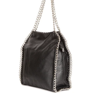 Tiamo väska - Säljer min jätte fina tiamo väska💓  En defekt på ”lädersnöret”  Skriv för egna bilder och bild på defekten💓