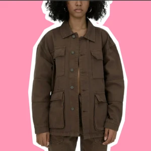 Brun jeansjacka - Brun jeansjacka från stradivarius🙌 Nypris 499kr, använd fåtal gånger förra våren men säljer nu då den inte kommer till användning👐