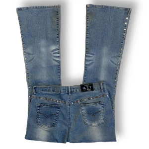 Y2K Jeans  - Har inga bilder som visar hur de sitter på, dom är försmå för mig. Mellanmidjade jeans i fint skick. Några stenar har ramlat av. Slitna längst ner med hål efter man har gått . Midjebredd 40cm & innerben 80cm