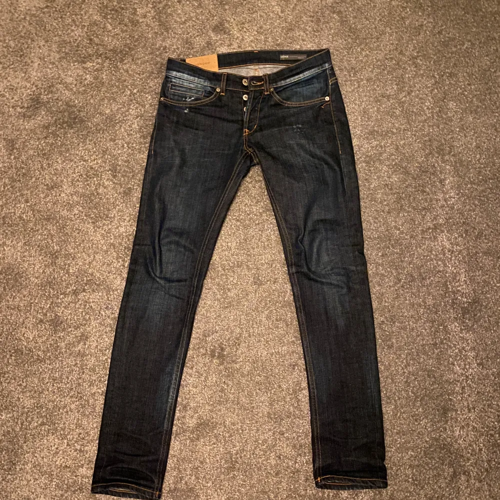 Säljer nu dessa snygga dondup jeans eftersom att dom har blivit för små, storlek är 30. Passar ungefär om du är runt 160-175, hör av er vid minsta fundering mvh//Dexter😁. Jeans & Byxor.