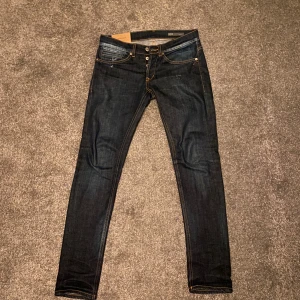 Dondup jeans - Säljer nu dessa snygga dondup jeans eftersom att dom har blivit för små, storlek är 30. Passar ungefär om du är runt 160-175, hör av er vid minsta fundering mvh//Dexter😁