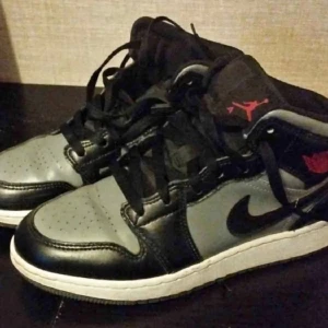 Jordan 1  - Strl 37.5  Vid snabb affär kan pris diskuteras Kan också byta mot ett par Jordan svart vita  