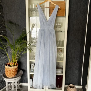 Balklänning  - Säljer min jättefina ljusblåa balklänning i storlek xs. Den är i super bra skick💕