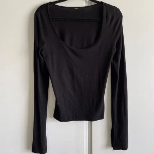 Svart tröja - Säljer denna långarmade tröja från bikbok som är öppen fram men går att använda på andra hållet för öppen rygg. Säljer pgr av för liten i armarna. Köper man alla plagg jag säljer för 20kr får man det för 150kr tillsammans. Pris kan diskuteras💗