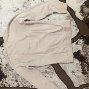 Tröja  - Fin tröja som passar bra med en svart jeans