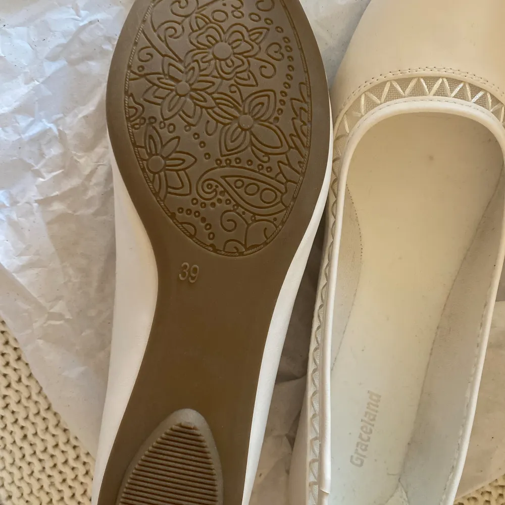 Tvär söta ballerina skor från Graceland, storlek 39. Lite dammiga men aldrig använda endast testade inomhus!🩷🩷. Skor.