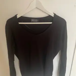 En svart tröja som man ha till typ allt i storlek L. Pris kan diskuteras 