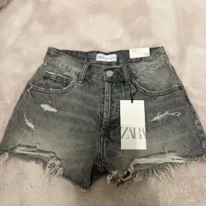 Jag säljer ett par oandvönda jeansshorts från Zara, då jag råkade köpa en storlek för liten. Shortsen är i storlek 32 och är jätte fina till sommaren☀️☀️