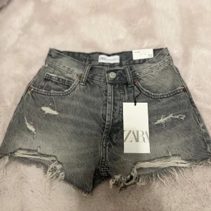 Zara jeansshorts - Jag säljer ett par oandvönda jeansshorts från Zara, då jag råkade köpa en storlek för liten. Shortsen är i storlek 32 och är jätte fina till sommaren☀️☀️