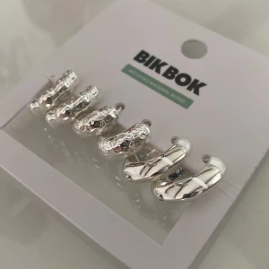 Tre-pack örhängen - Kommer ej till användning men super fina!