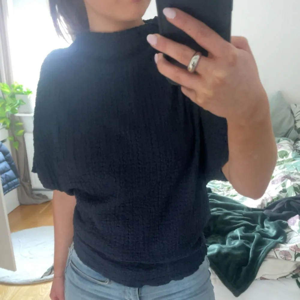 Texturerad blus/topp från Zara, använt fåtal gånger😇 Frakt ingår i priset💞. Puserot.