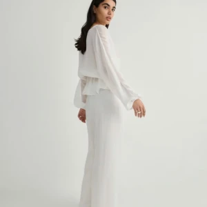 Vit blus - Vit långärmad blus aldrig använd, prislapp kvar