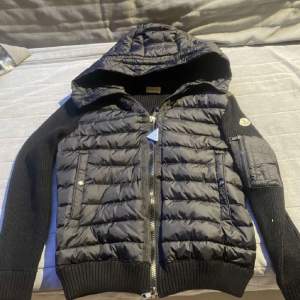 Hej säljer denna moncler cardigan i nyskick. Jag vet ej om den är äkta eller inte då jag köpte den på plick. Nfc taggen funkar. Jag kan tänka mig att gå ned i pris vid snabb affär. Hör av er vid funderingar😊