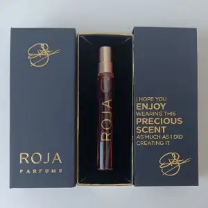7.5ml av Roja Amber Aoud som är bland den bästa kvalitén av parfymer just nu, Parfymen är inte använd. Jag säljer parfymen för att jag har flera av samma, skriv till mig för mer information och om du är intresserad Pris på shop: 750:-