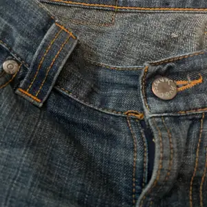 Slitna jeans med riktigt snygg tvätt. Modell slim jim. Det finns hål vid benöppningen som med många jeans, går att laga men syns inte när de används (menar det). Ytterben 110 cm, inner 80cm, bredd midja 41cm, kontakta vid frågor!