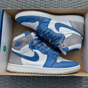 Jordan 1 high true blue - Jordan 1 High True Blue, använt skick, köpta på zalando, litet märke som man ser på fjärde bilden därav de låga priset 