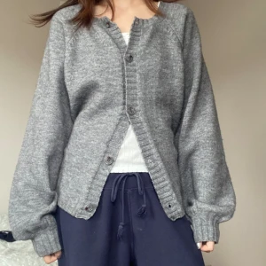 kofta med öppen rygg - söt och unik kofta! endast använd någon enstaka gång <3