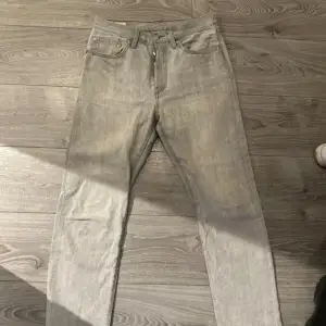 Säljer mina gråa Levi’s 501 jeans. Nypris är 1200kr. De har inga slitningar och är i mycket bra skick. Köpte dem på Levi’s butiken i Stockholm